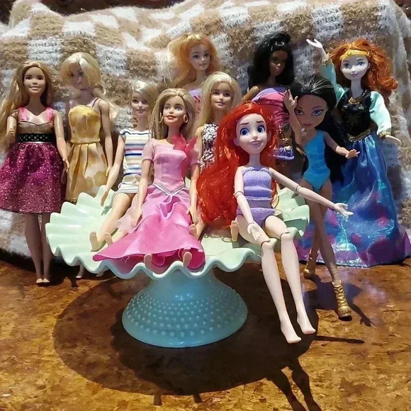 Lot of barbie dolls and friends 2x$8 Or All For $33 - Picture 1 of 6
